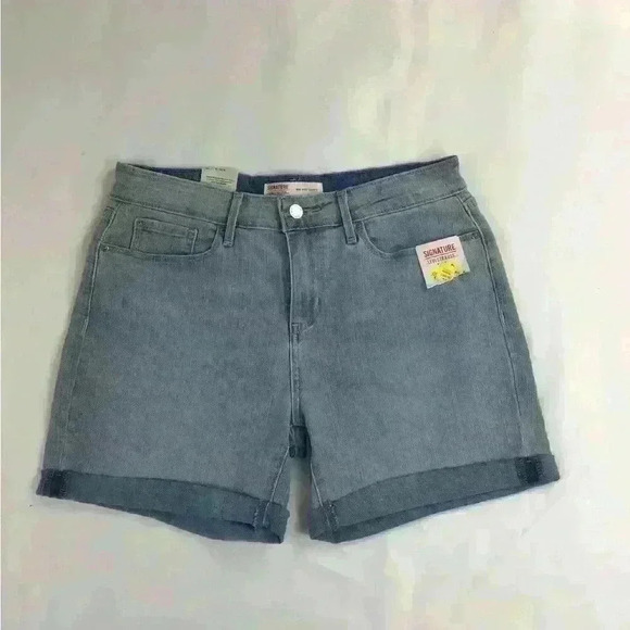Levi’s Mid-Length Jean Shorts in What Are We Blue Size 6/ W28 - Picture 1 of 4